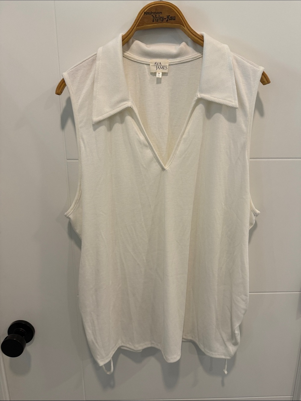 Ava James Sleeveless Collared V-Neck Top in White size 2X